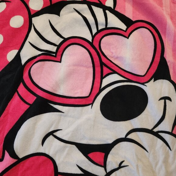 Disney Minnie Mouse "Minnie Sunglasses Beach" Beach Towel, Prop - Picture 1 of 7